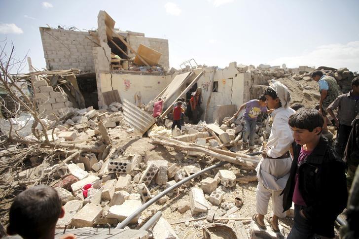 People inspect damage at a house after it was destroyed by an air strike in Yemen's capital Sanaa, February 25, 2016. REUTERS/Mohamed al-Sayaghi